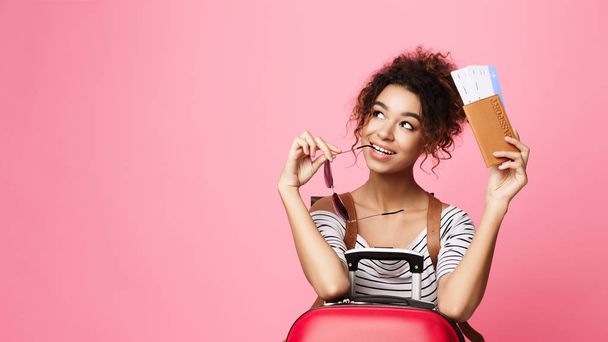 Bilhetes de exploração de menina afro-americana sonhadora, fundo rosa
 - Foto, Imagem