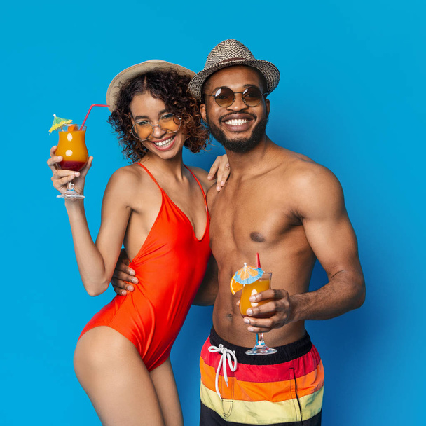süßes afrikanisches amerikanisches Paar trinkt frische Cocktails - Foto, Bild