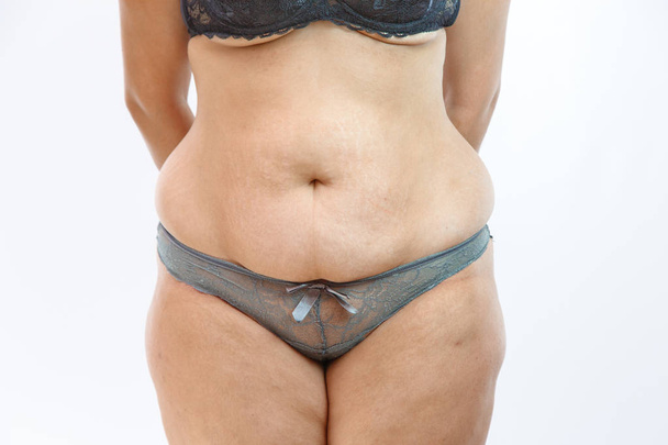 fiatal túlsúlyos nő fehérnemű fehér elszigetelt backgroun - Fotó, kép