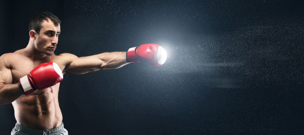 Homem atraente boxeador mostrando o poder de seu soco
 - Foto, Imagem