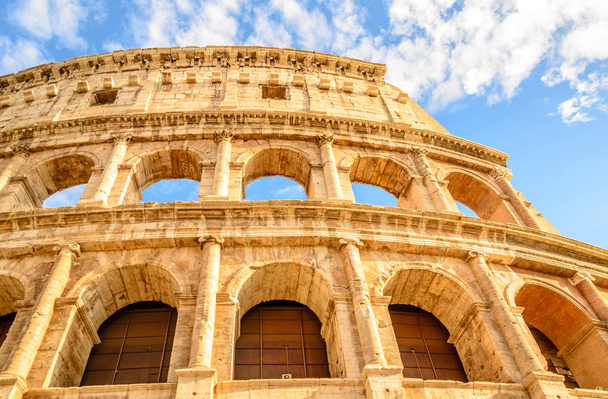 Italienische Frühlingsspaziergänge. die Frühlingssonne erhellt das Kolosseum in Rom. - Foto, Bild