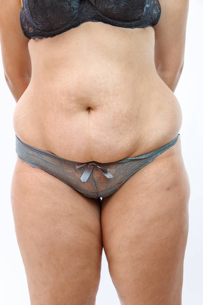 jovem mulher com sobrepeso em lingerie no branco isolado backgroun
 - Foto, Imagem