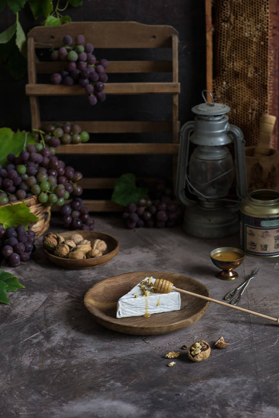 brie cheese curd with honey, walnuts and grapes - Foto, immagini