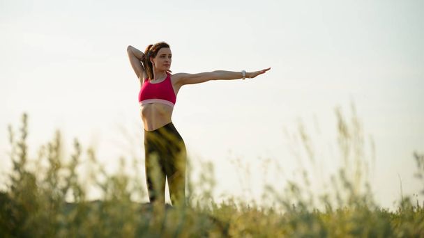 Woman Doing Stretching Outdoor. Warm up Exercise in the Summer Evening. Sport and Healthy Active Lifesyle Concept. - Foto, Imagem