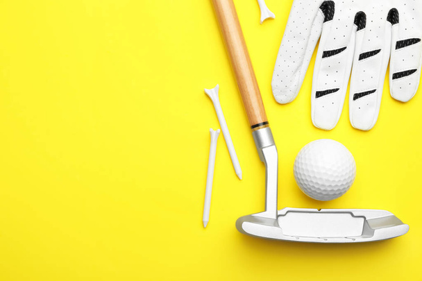 Set of golf equipment on color background, flat lay. Space for text - Fotoğraf, Görsel