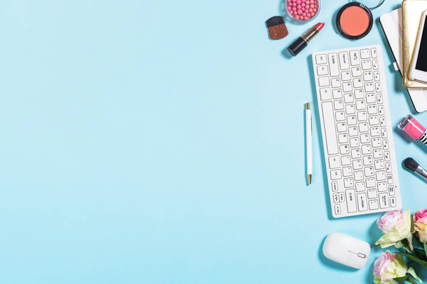 Vrouw Office flat lay freelance achtergrond. - Foto, afbeelding