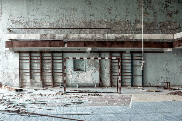 gimnasio en el centro de recreación "Energetik" ("Energía") en la ciudad abandonada Pripyat
 - Foto, Imagen