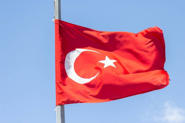 トルコの旗が青い空に手を振って. - 写真・画像