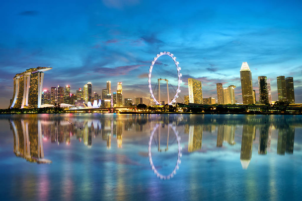 Ουρανοξύστης Σιγκαπούρης στο Dusk - Φωτογραφία, εικόνα
