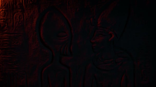 alte außerirdische ägyptische Wandschnitzereien im Feuerlicht - Filmmaterial, Video