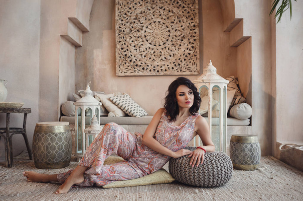 Woman posing in traditional morrocan living room - 写真・画像