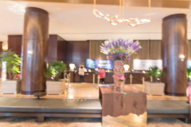 Fundo desfocado enorme pilar de madeira no lobby do hotel americano
 - Foto, Imagem