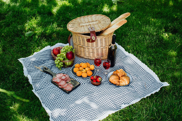 緑の草の上の公園で夏のピクニック - 写真・画像