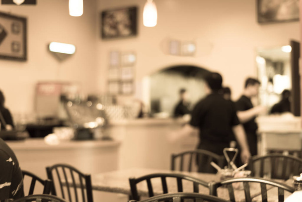 Фильтруемые размытые фоновые официанты, подающие еду в компактном вьетнамском ресторане с лапшой
 - Фото, изображение