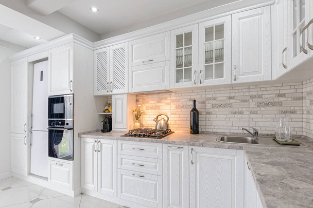 Moderní bílý dřevěný kuchyňský interiér - Fotografie, Obrázek