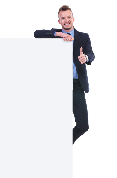 zakenman met lege pannel toont ok - Foto, afbeelding