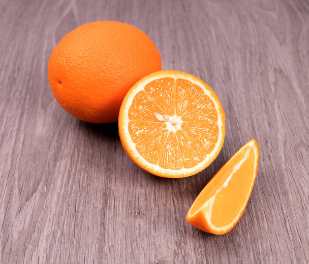 Appelsiinit vuorattu vinosti kokonaisesta viipaloituun
 - Valokuva, kuva