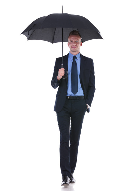 бізнесмен ходить з парасолькою
 - Фото, зображення