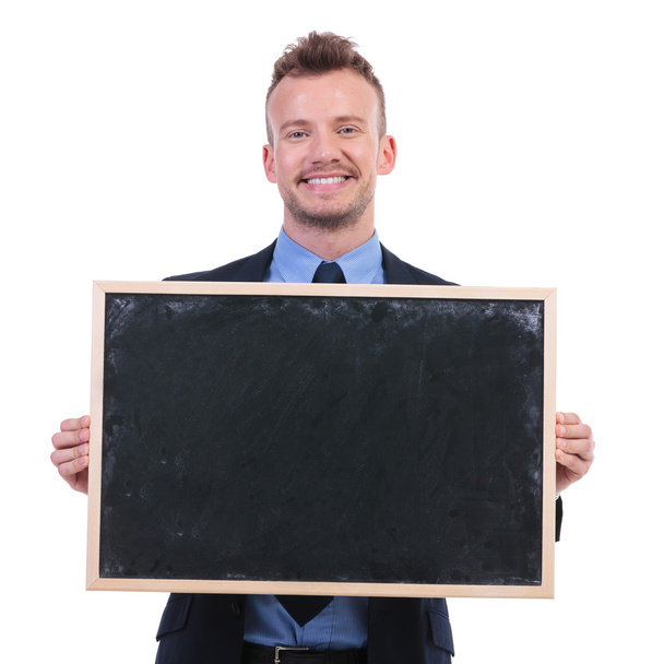 ο άνθρωπος των επιχειρήσεων κατέχει ένα μαυροπίνακα - Φωτογραφία, εικόνα
