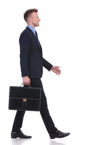 επιχειρήσεων άνδρας περπατά στο πλευρό του Χαρτοφύλακα - Φωτογραφία, εικόνα