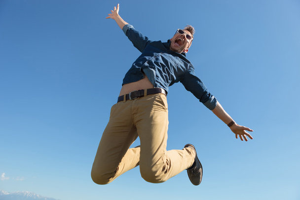 příležitostné muž skáče do vzduchu - Fotografie, Obrázek