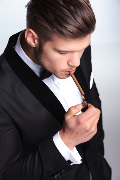 zakenman zijn sigaar verlichting up - Foto, afbeelding