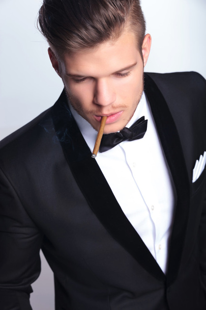 Wyłącznik człowiek biznesu palenia - Zdjęcie, obraz