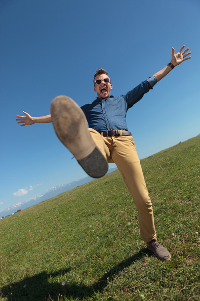 hombre casual equilibrio al aire libre
 - Foto, imagen