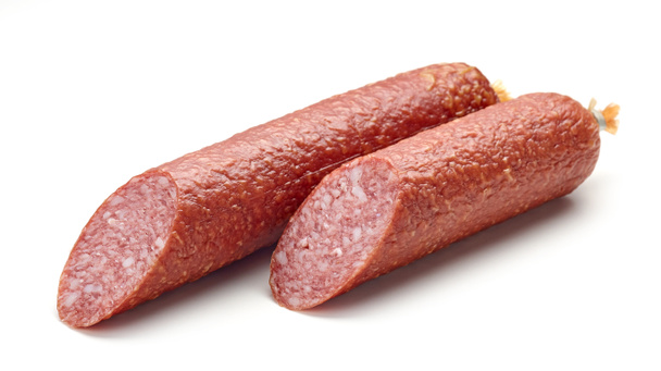 salami worst op witte achtergrond - Foto, afbeelding