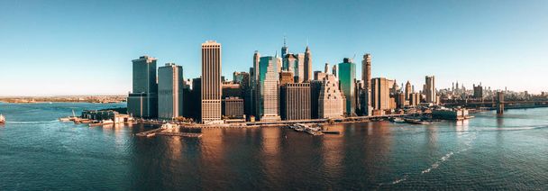 New York, New York, États-Unis skyline avec Brooklyn et Washington ponts près de l'île de Manhattan
.  - Photo, image