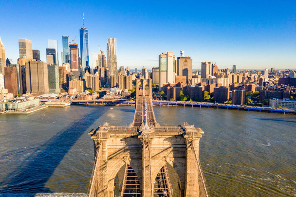 Διάσημος ορίζοντας στο κέντρο της Νέας Υόρκης, το Μπρουκλίν γέφυρα στο ηλιακό φως νωρίς το πρωί, Νέα Υόρκη, Ηνωμένες Πολιτείες  - Φωτογραφία, εικόνα