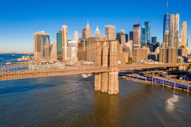 Famous Skyline of downtown New York, Brooklin Bridge at the early morning sun light , New York City, USA  - Foto, afbeelding