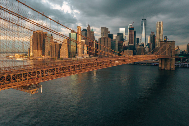 Νέα Υόρκη, Ηνωμένες Πολιτείες της Αμερικής. Εναέρια θέα στη γέφυρα του Μανχάταν και στον ορίζοντα της Νέας Υόρκης.   - Φωτογραφία, εικόνα