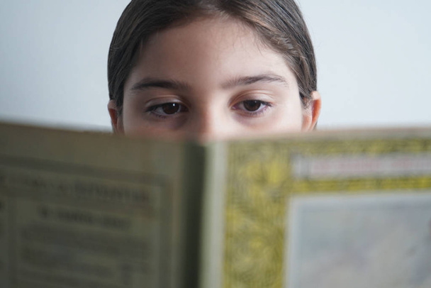 Ojos de Nina mirando Libro - Foto, Imagem