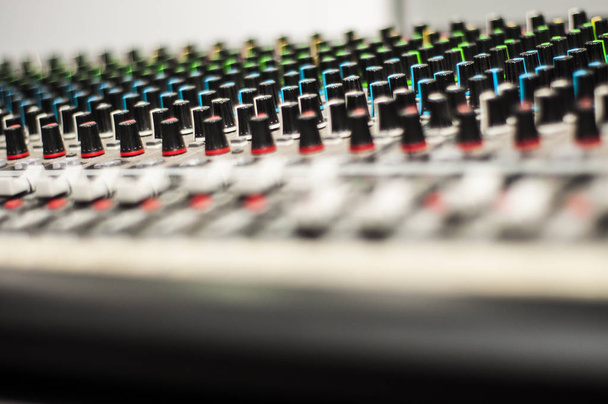 Misturador de áudio com botões coloridos
 - Foto, Imagem