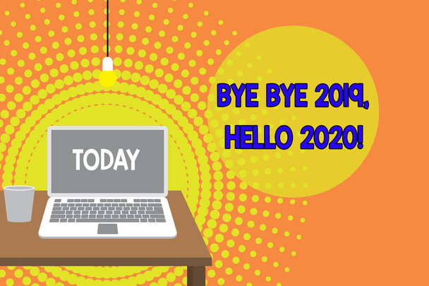 Handschrift tekst schrijven bye bye 2019 Hello 2020. Concept zin afscheid te nemen van vorig jaar en gastvrije een ander goed een vooraanzicht open laptop liggend op houten Desktop gloeilamp vallende glas. - Foto, afbeelding