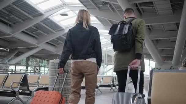 Luchthaven passagiers rollen hun bagage. - Video