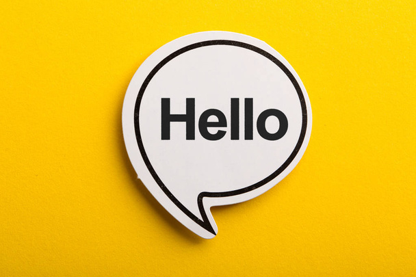 Merhaba Konuşma Bubble Sarı Arka Plan Üzerinde İzole - Fotoğraf, Görsel