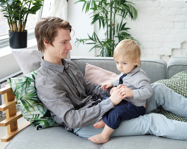 lifestyle, family and people concept - Happy young father with his one year old son playing at home - Фото, зображення