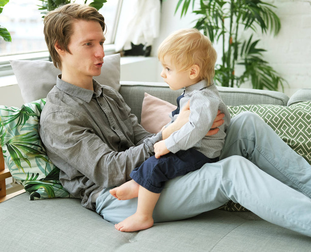 lifestyle, family and people concept - Happy young father with his one year old son playing at home - Fotoğraf, Görsel