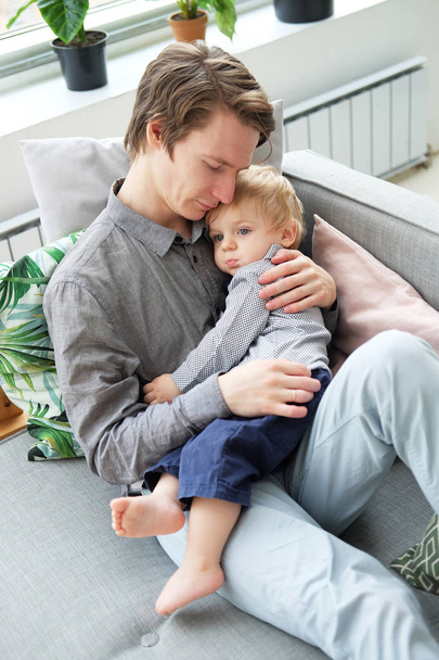 lifestyle, family and people concept - Happy young father with his one year old son playing at home - Foto, Bild