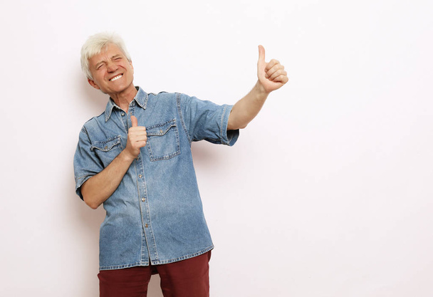 lifestyle and people concept - Happy senior man show something over white background - Foto, Imagen