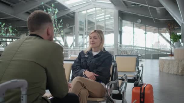 Leuk gesprek tussen man en vrouw in de luchthaven. - Video