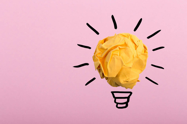 Концепция креативной идеи и инноваций с бумажным мячом
 - Фото, изображение