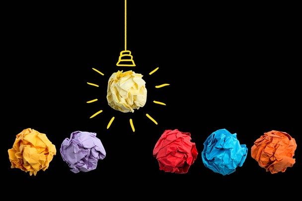 Концепция креативной идеи и инноваций с бумажным мячом
 - Фото, изображение