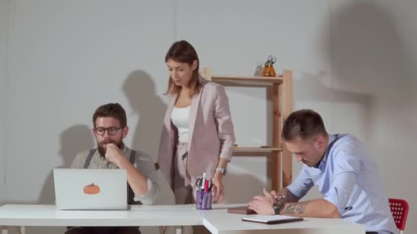 Female boss disappointed in her workers. - Filmagem, Vídeo