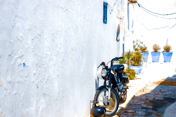 Mavi ve Beyaz Sokak Rabat Fas Kasbah des Oudaias içinde - Fotoğraf, Görsel