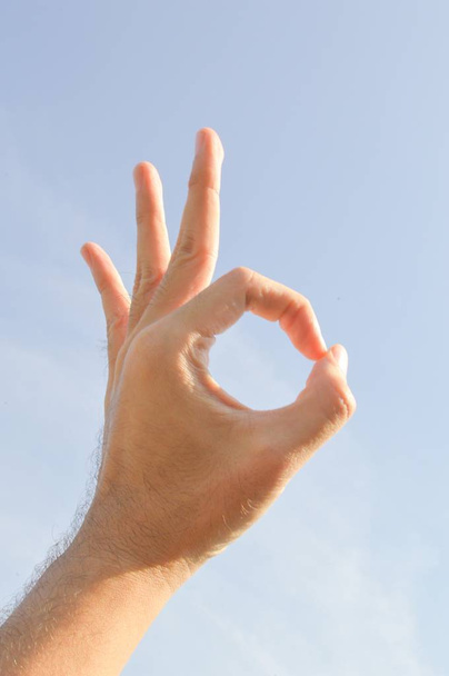 OK знак руки на голубом небе
 - Фото, изображение