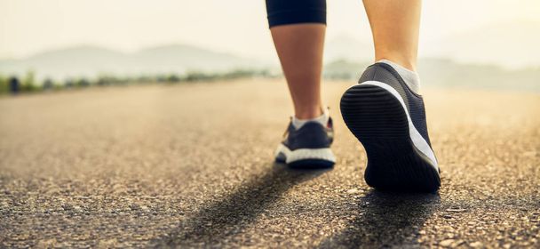 Buty biegaczy są przygotowane do opuszczenia punktu początkowego. Trening joggingu i sportowa koncepcja zdrowego stylu życia. - Zdjęcie, obraz