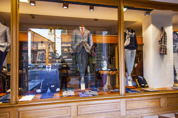 Verona, Italië, op 25 april 2019. Mooie show-Window of men's Clothing Shop - Foto, afbeelding